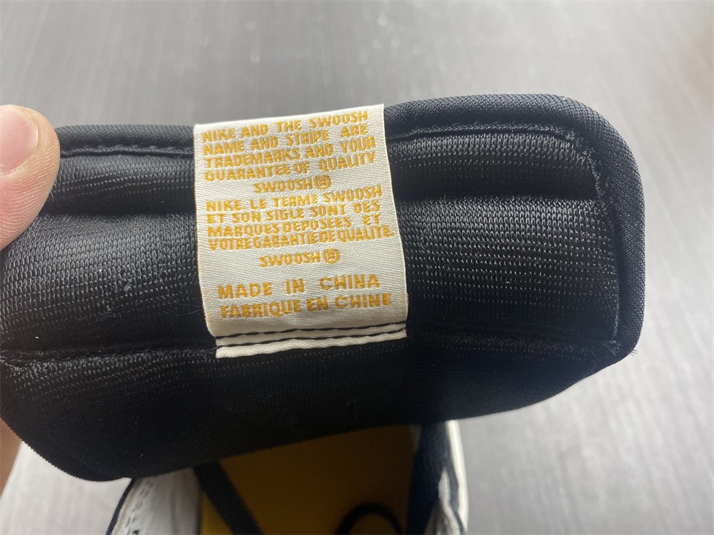 Air Jordan 1 High OG "Yellow Toe" 555088