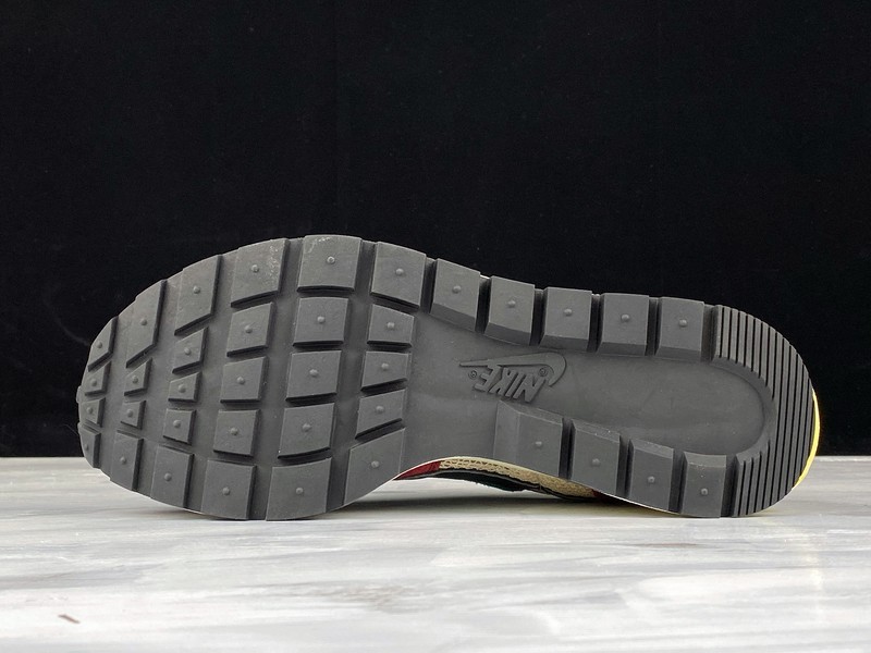 Sacai x Nike Regasus Vaporrly SP Beige/Purplish Red-Grass Green BV0073-102