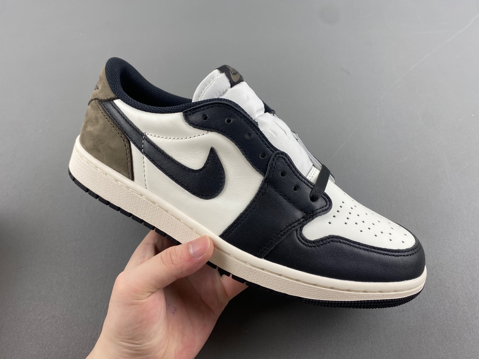 Air Jordan 1 Low OG “Mocha”    CZ0790-102