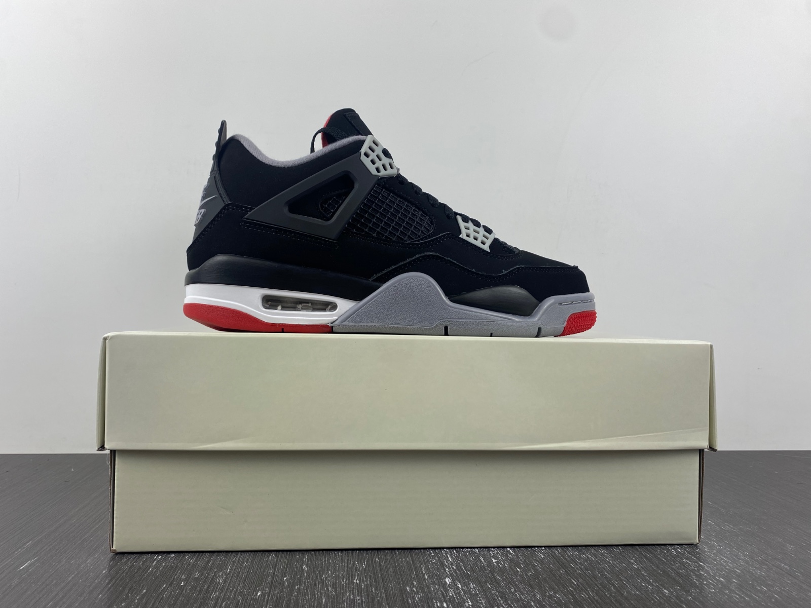 Air Jordan 4 SB bred