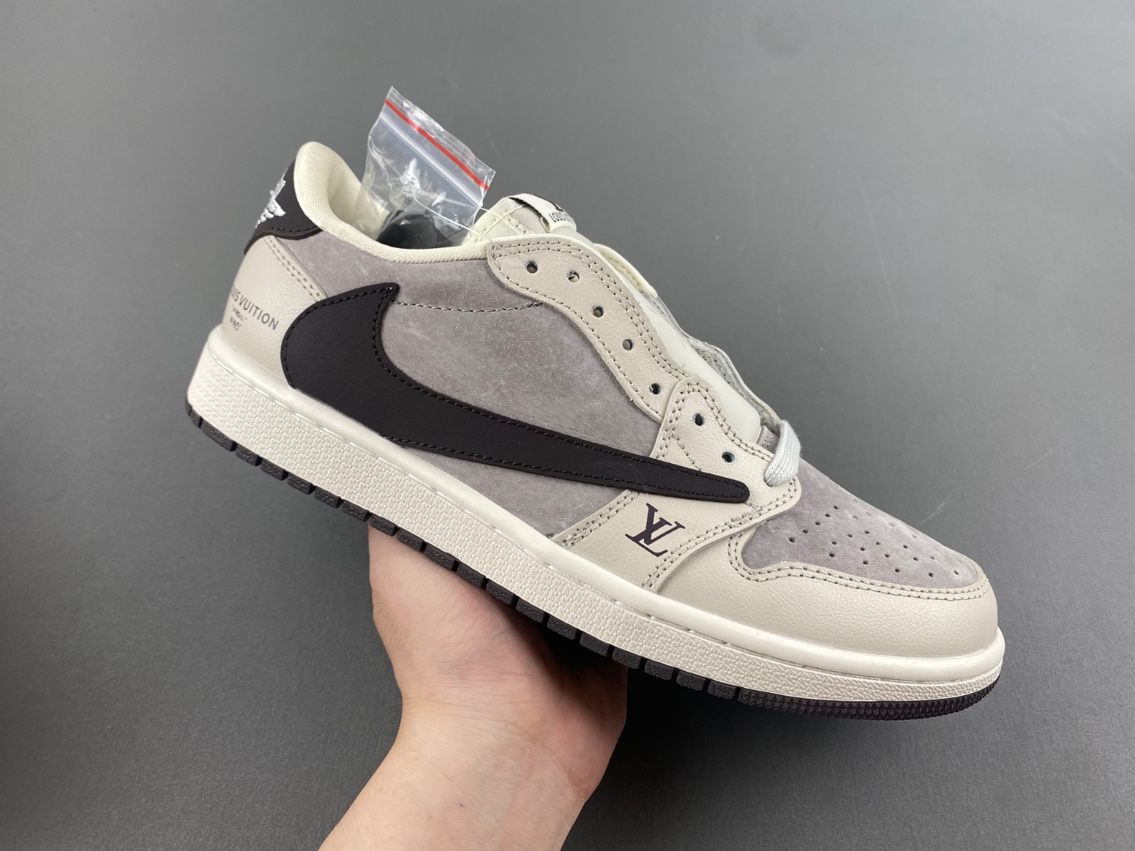 Travis Scott x Air Jordan 1 Low OG   LX1988-100