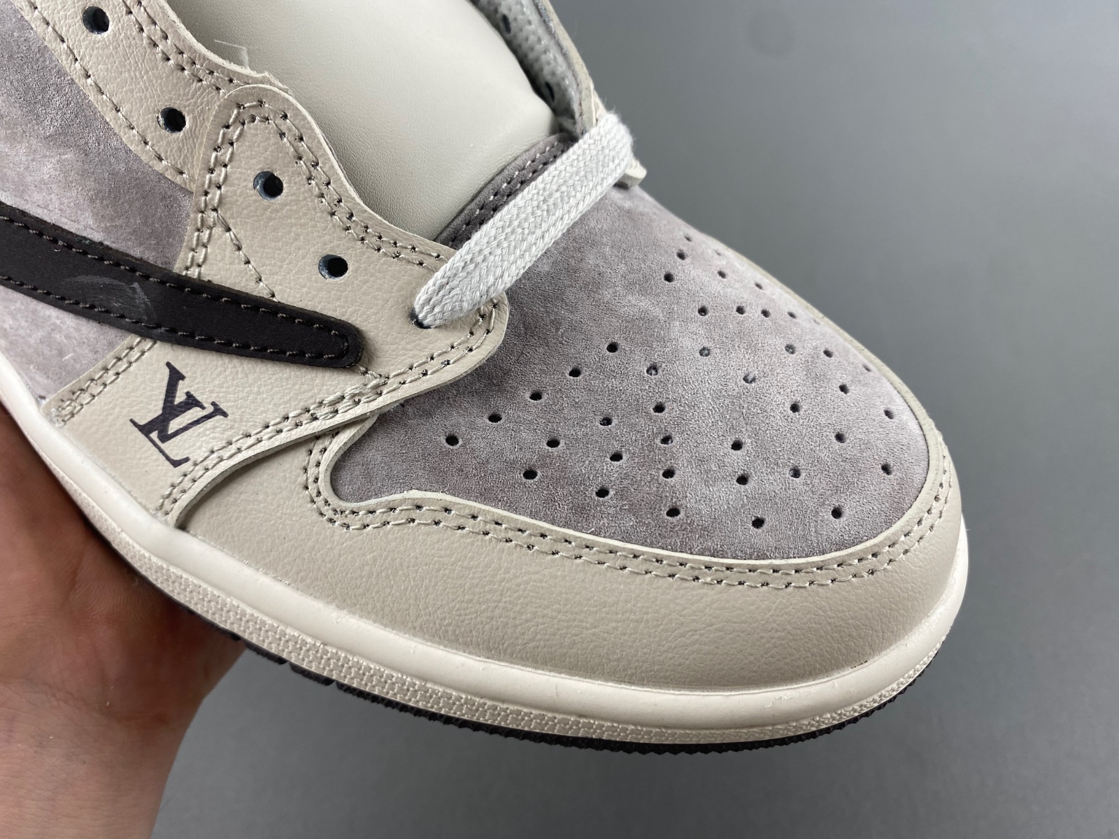 Travis Scott x Air Jordan 1 Low OG   LX1988-100