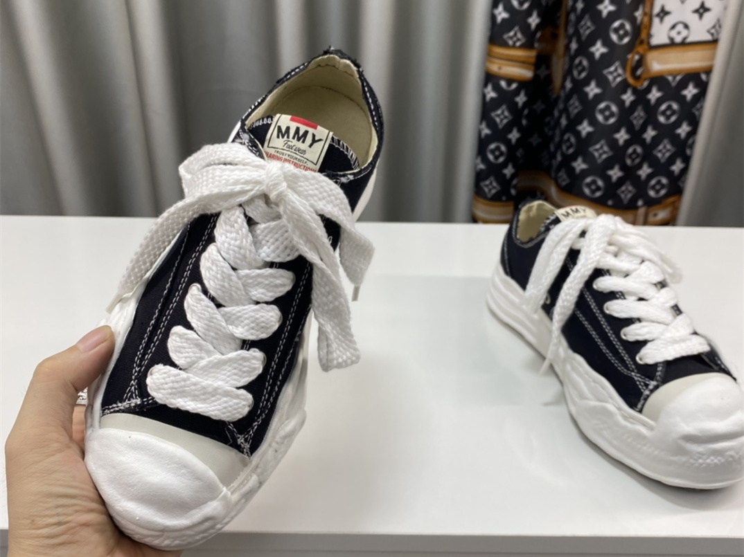 Maison Mihara Yasuhiro Low-Top Sneakers MMY-040