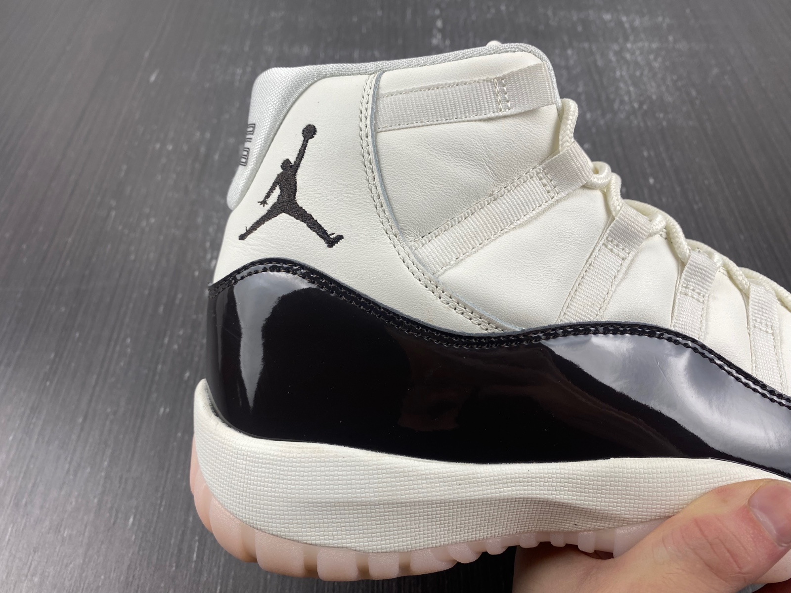 Air Jordan 11 "Neapolitan" AR0715-101