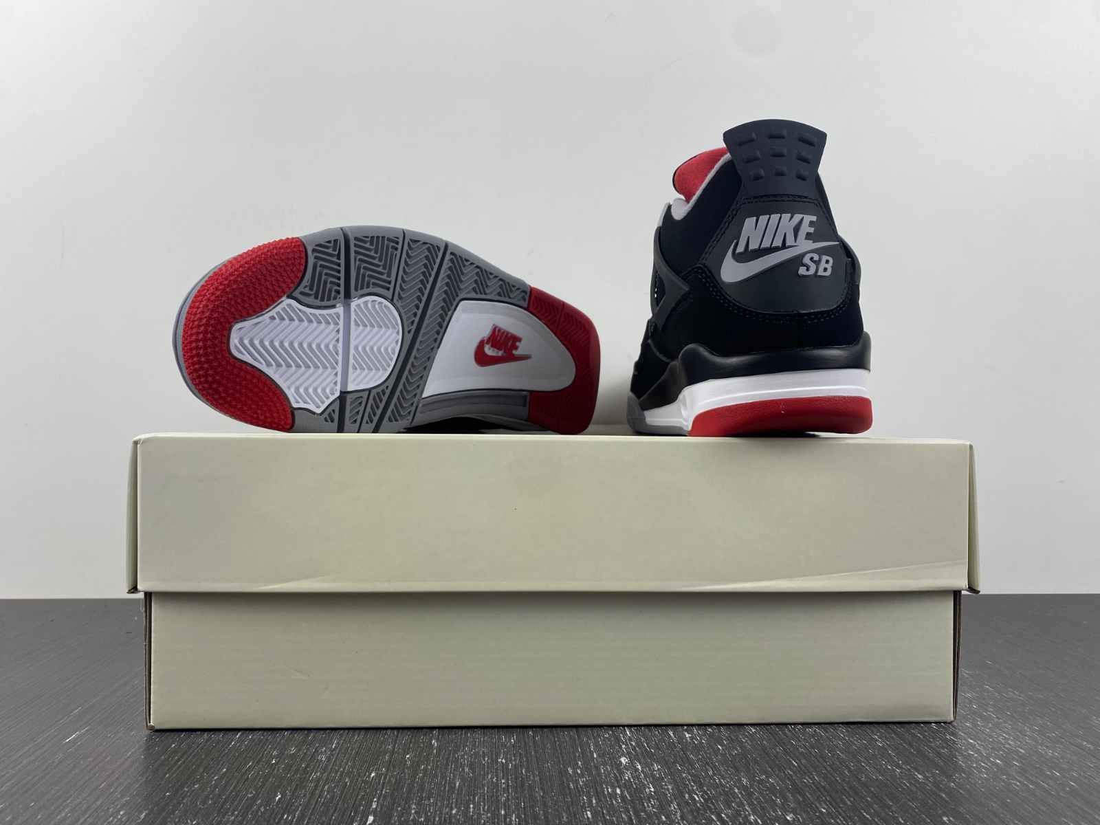 Air Jordan 4 SB bred