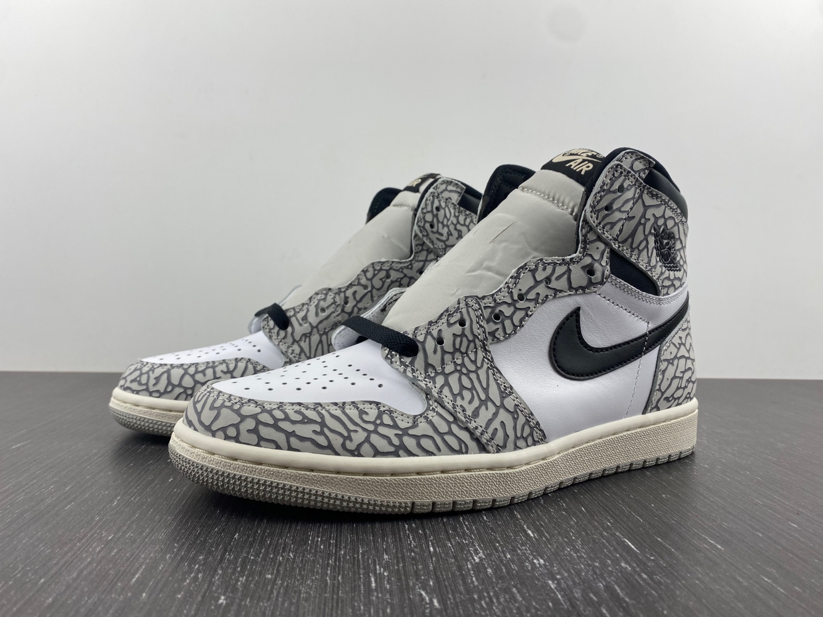 Air Jordan 1 Retro High OG "White Cement" DZ5485-052