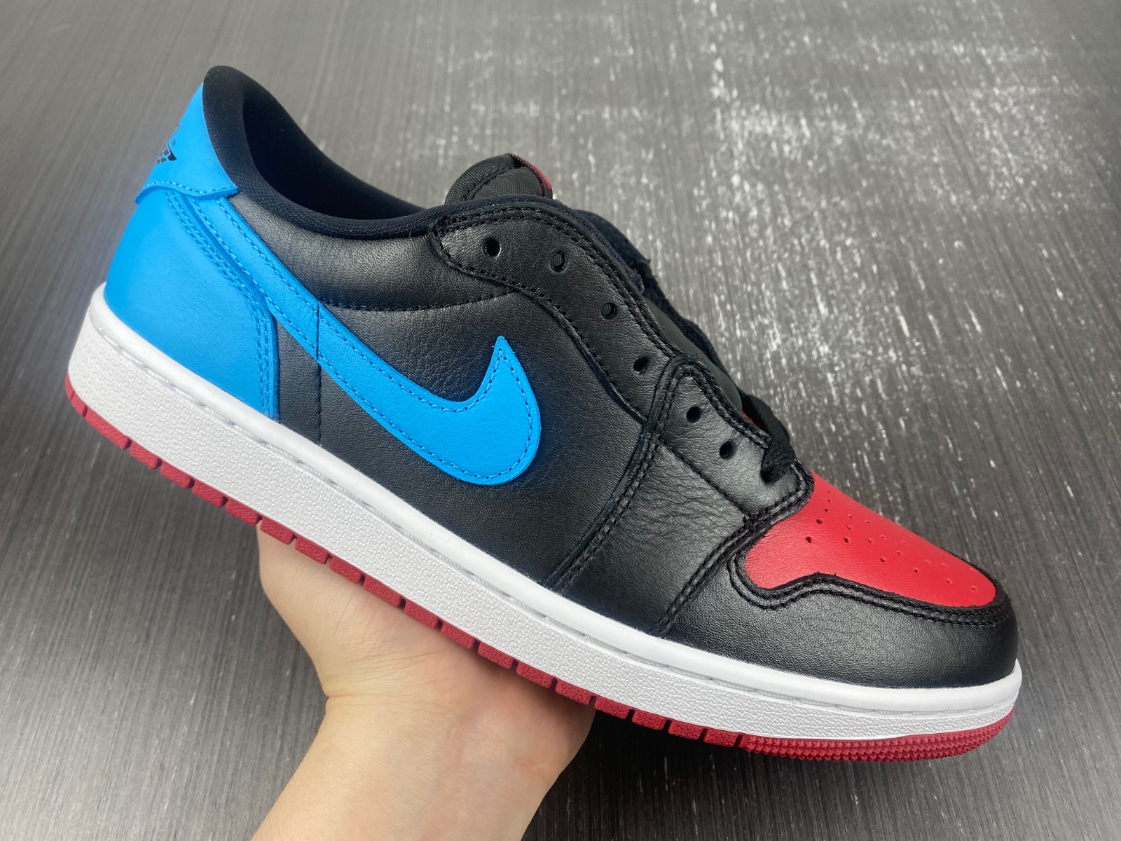 Air Jordan 1 Low OG UNC to Chicago CZ0775-046