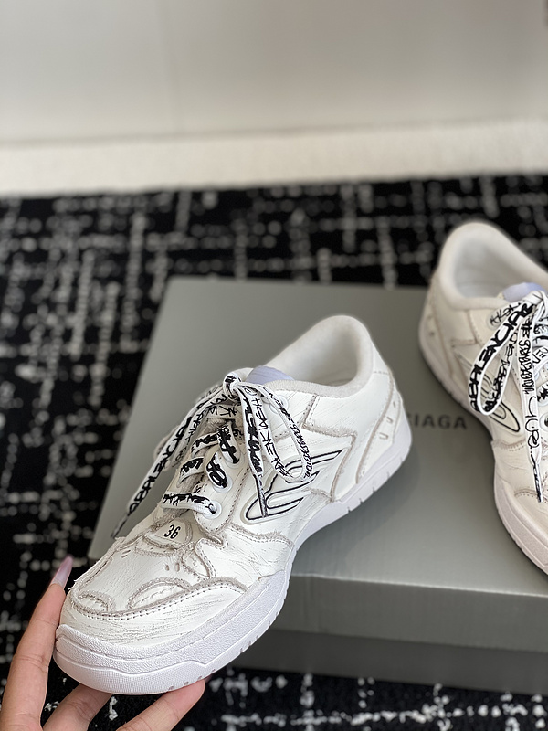 Balenciaga Hamptons Worn-Out Sneaker